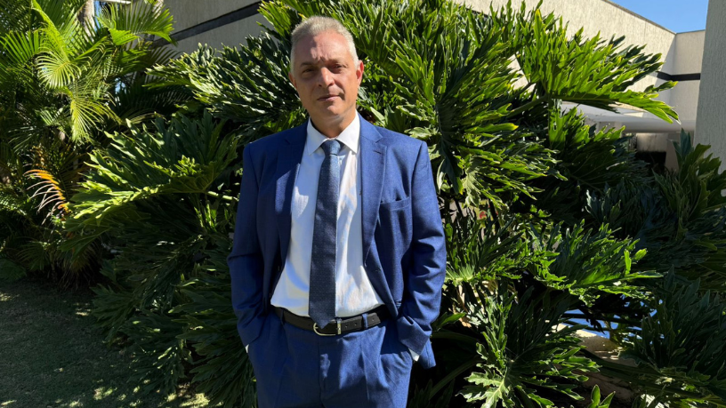 Leonardo Manzan discute os principais desafios tributários e regulatórios dos projetos híbridos de geração e armazenamento de energia.