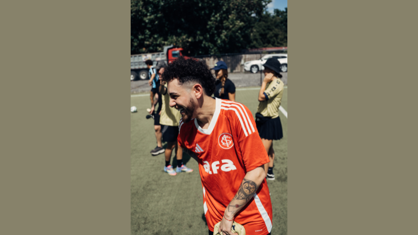 O público vibra ao descobrir um novo talento em apresentação da Non Stop. (créditos da foto: Léo Machado)