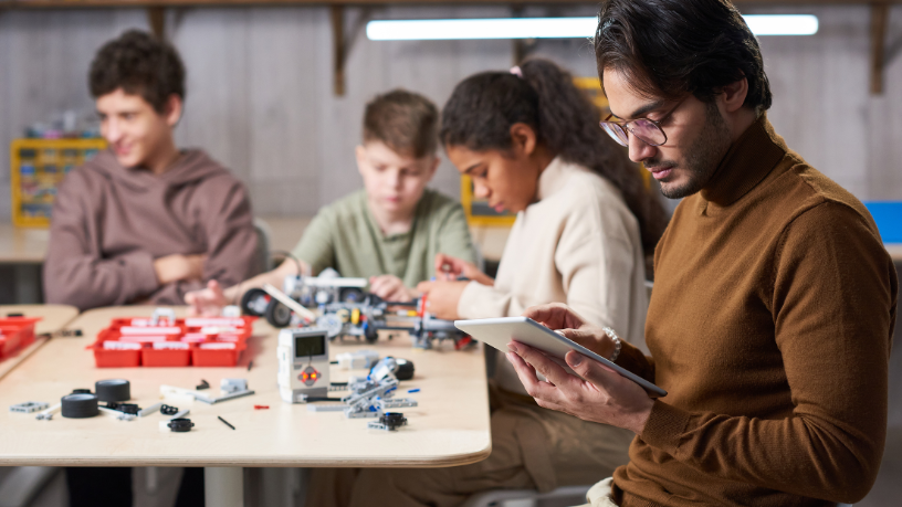As melhores táticas para pontuar em competições de robótica ganham forma com a visão prática de Sérgio Bento De Araújo.