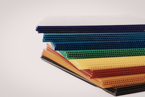 Elias Assum Sabbag Junior mostra como o plástico corrugado se destaca pela resistência e flexibilidade em diferentes usos.