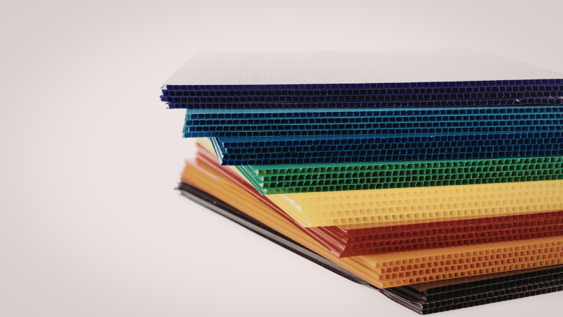 Elias Assum Sabbag Junior mostra como o plástico corrugado se destaca pela resistência e flexibilidade em diferentes usos.