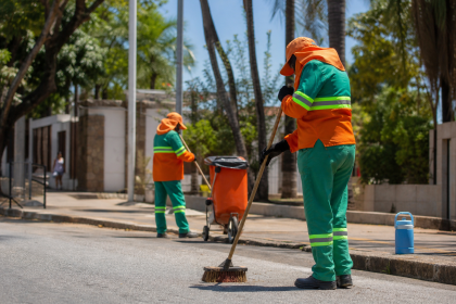 Trabalhadores da limpeza urbana atuam em área pública de Palmas sob calor intenso
