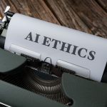 Máquina de escrever com a expressão “AI Ethics” em uma folha de papel, representando a discussão sobre ética na inteligência artificial.