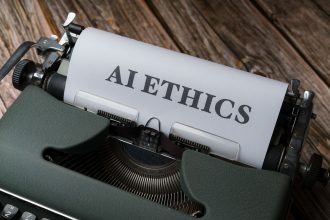 Máquina de escrever com a expressão “AI Ethics” em uma folha de papel, representando a discussão sobre ética na inteligência artificial.